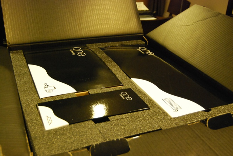 Illustration for article titled Gateway One Unboxed (Verdict: So Shiny and Sweet, It Gives Windows a Good Name)